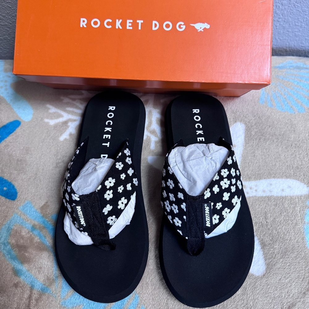 Rocket Dog Spotlight Pixie Floral Black~Size 7M~NEW in Box